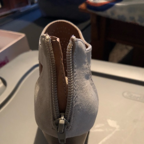 BNIB adorable sandals - Picture 3 of 6